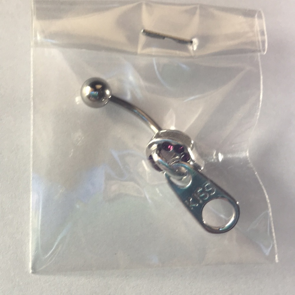 Zip naval ring with jewels. The word KISS on zip.